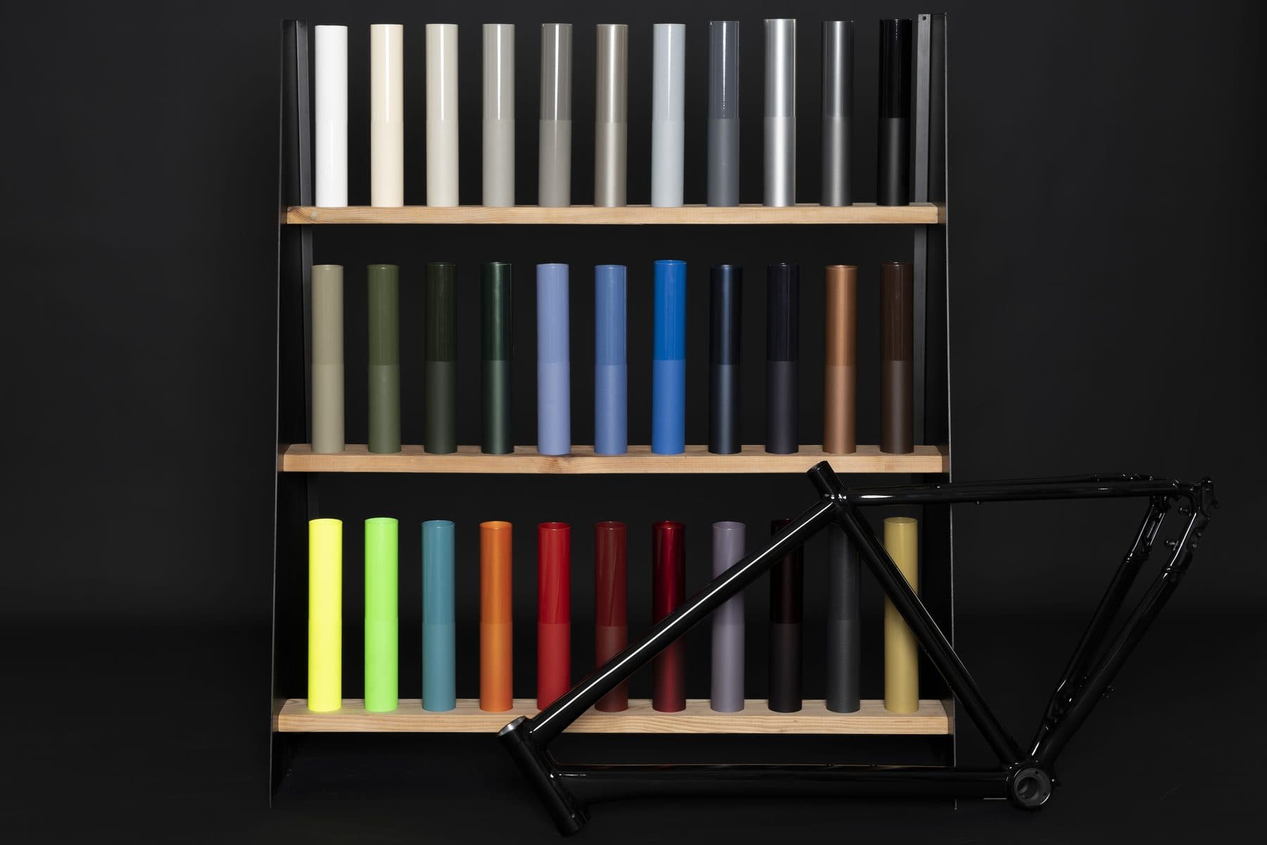 Farbregal der bikeOmotion-Manufaktur mit 46 Lackmustern