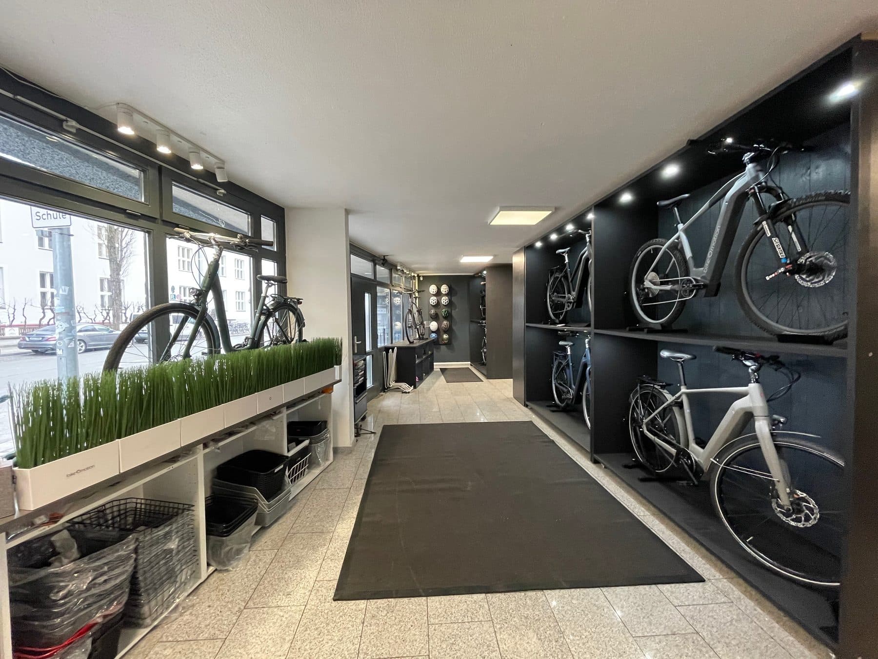 Verkaufsraum des bikeOstore mit Rädern in dunklen Regalen
